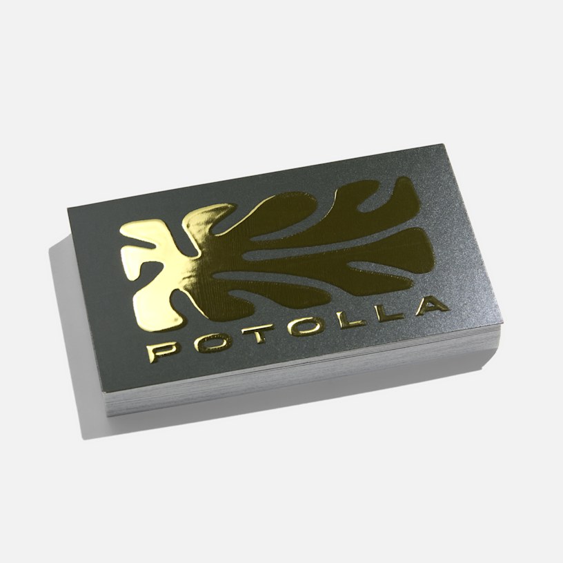 Una tarjeta de presentación impresa con logotipo y texto con relieves metalizados.