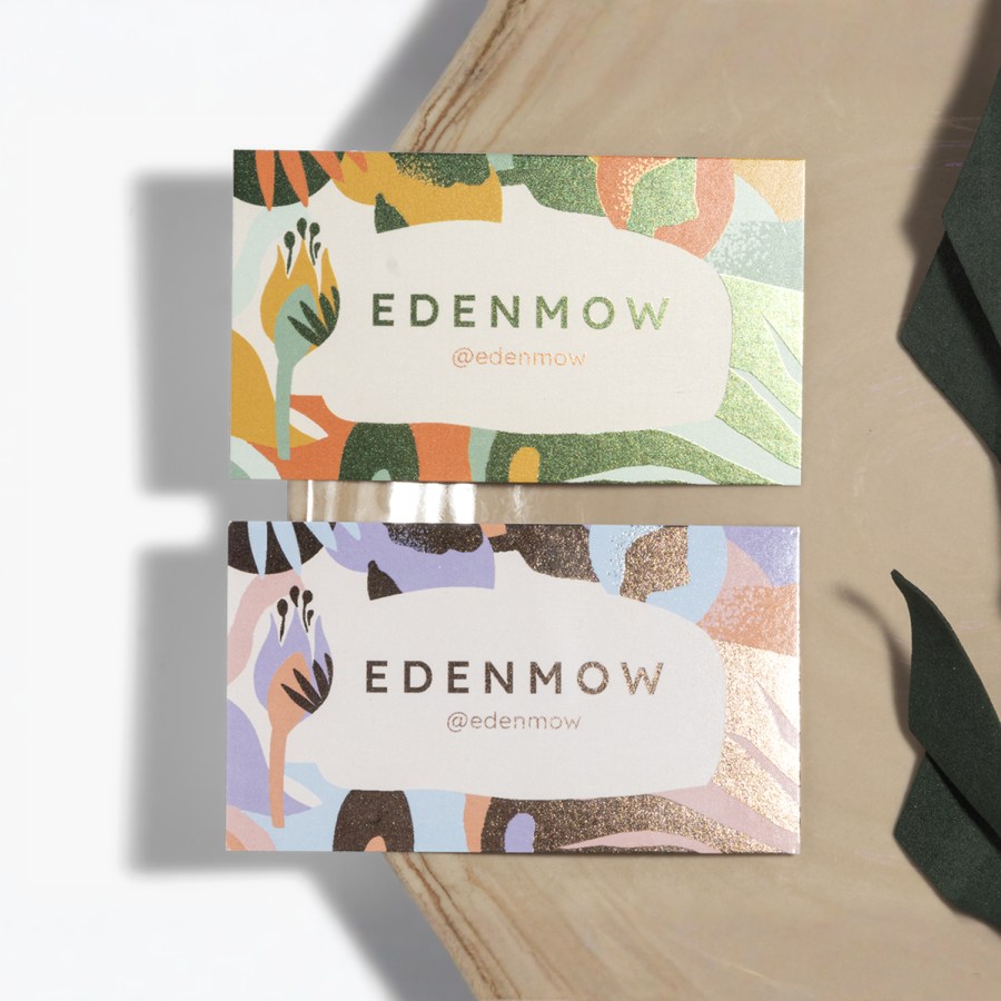 Hoja con muestras de color en que se ve cómo queda el efecto metálico en casi cualquier color.