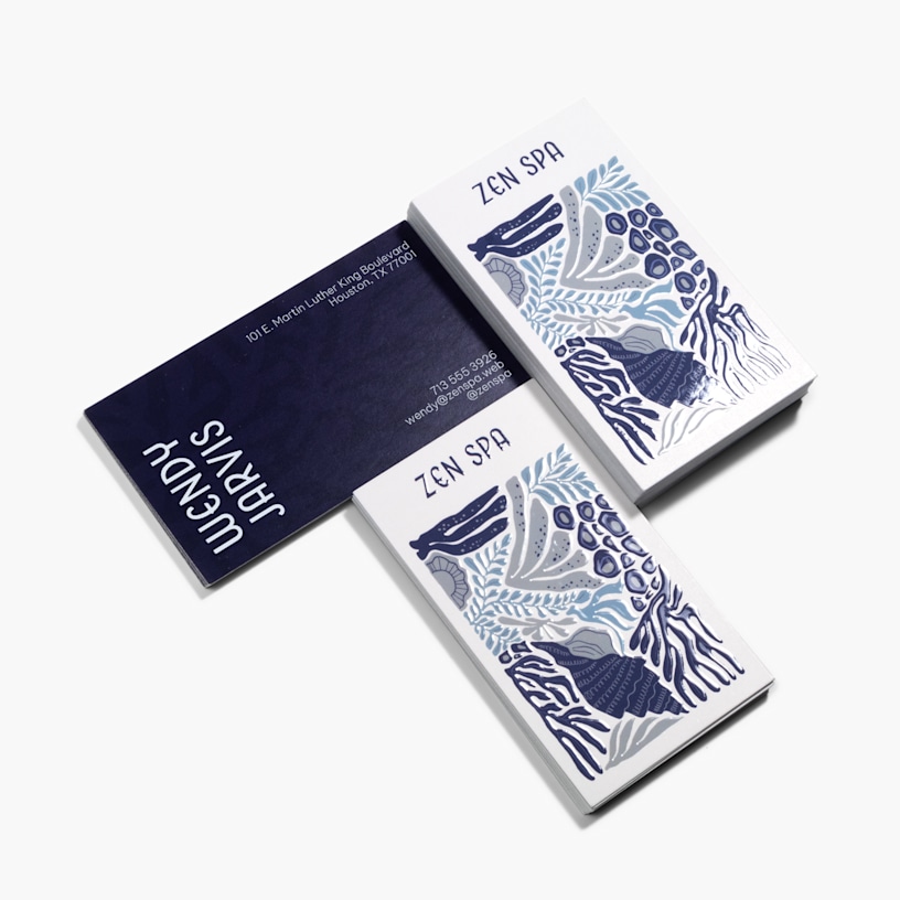 Tarjetas de presentación con relieves brillantes de un spa, con un diseño complejo con relieves brillantes en la parte de adelante y un acabado nítido con detalles en la parte de atrás.