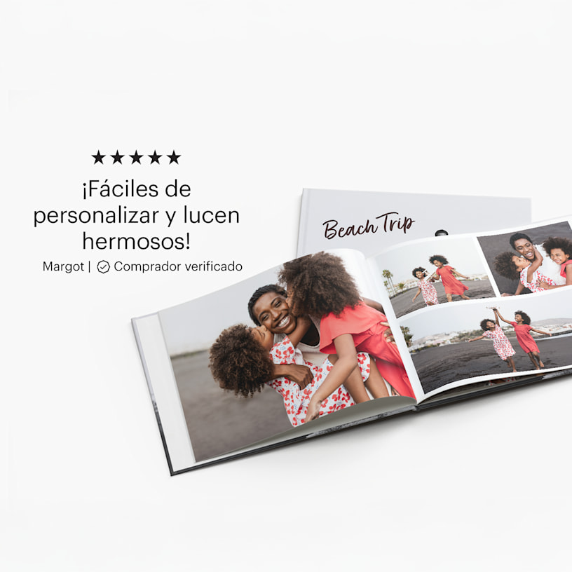 Un fotolibro abierto con imágenes de una madre y sus dos hijos pequeños en la playa, y una reseña de un cliente: “¡Fácil de personalizar y quedó hermoso!” 