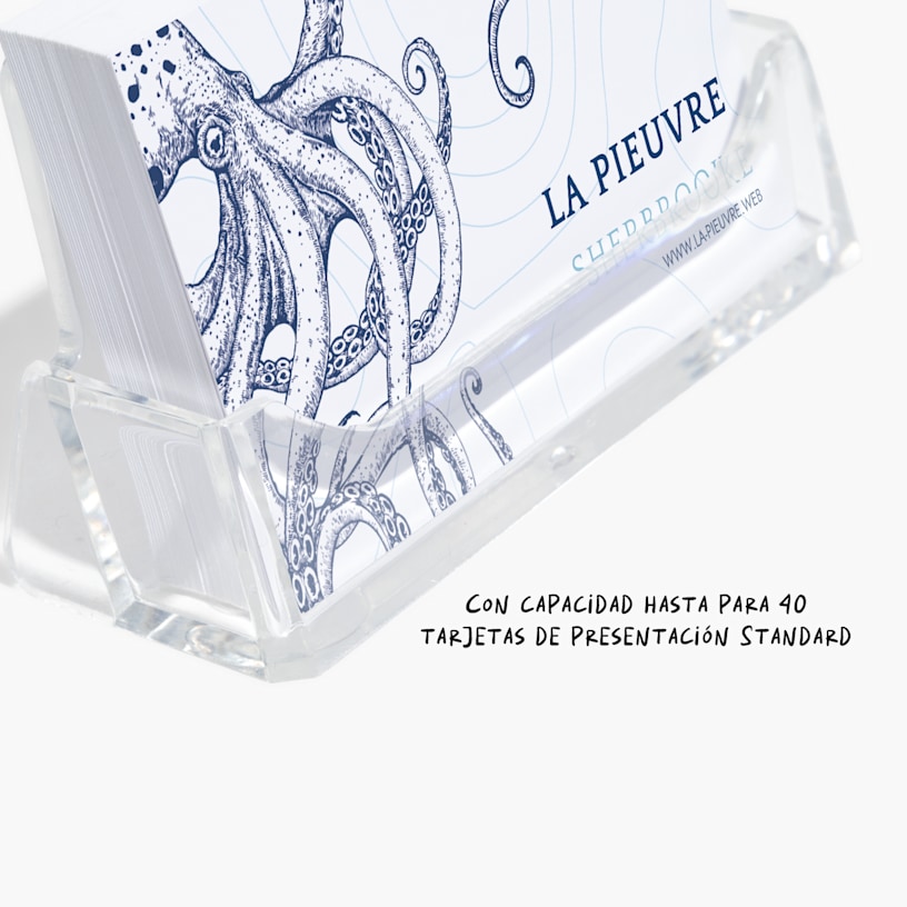 Un tarjetero acrílico con tarjetas de presentación de un restaurante, con una nota indicando que tiene una capacidad hasta para 40 tarjetas de presentación estándar.