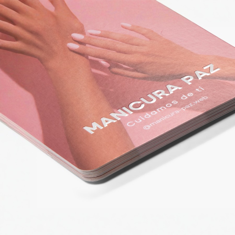 Un conjunto pequeño de tarjetas informativas con relieves brillantes, promocionando un salón de uñas.