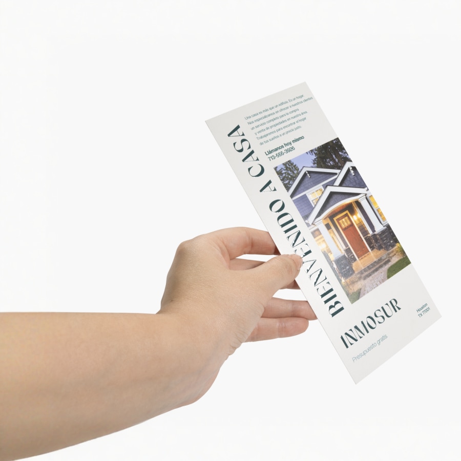 Una tarjeta informativa con relieves brillantes, promocionando una empresa de bienes raíces.