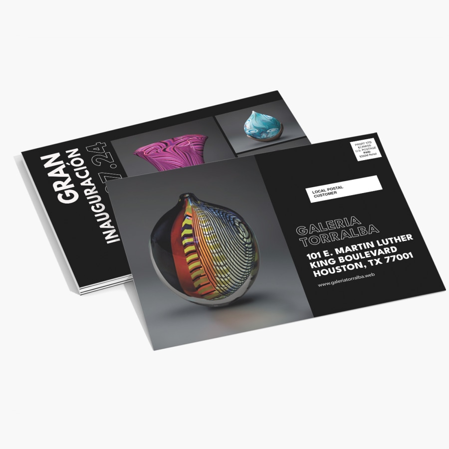 Vista de adelante y atrás de una postal de correo directo de puerta a puerta (Every Door Direct Mail, EDDM) para la inauguración de una galería, mostrando arte y detalles del evento.