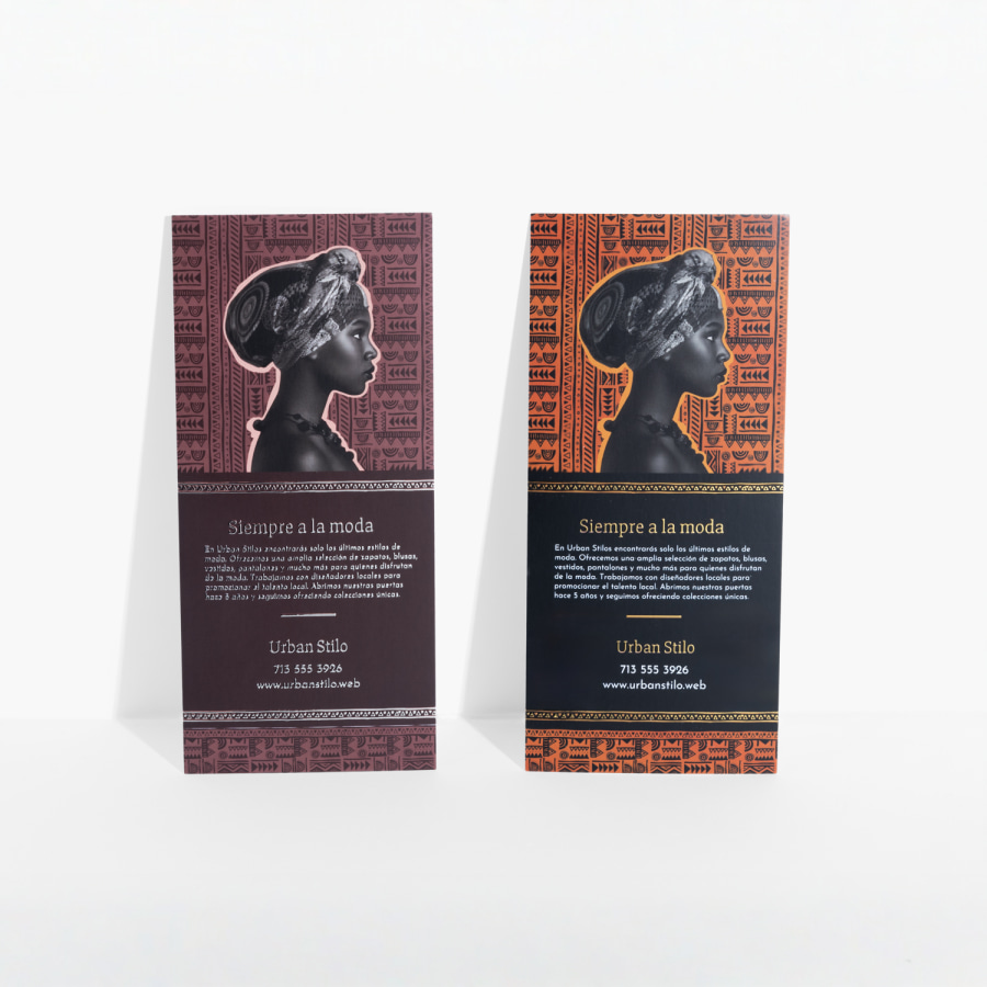 Una tarjeta informativa con relieves metalizados plateados y una tarjeta informativa con relieves metalizados dorados de una tienda minorista.