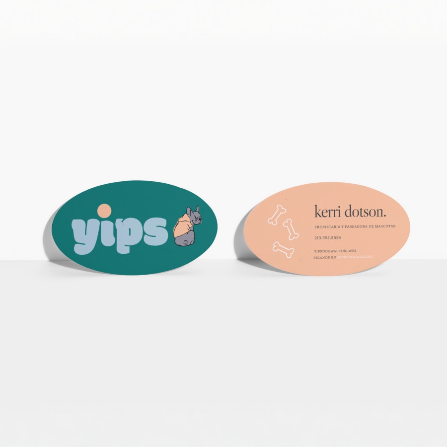 Vista de adelante y atrás de una tarjeta de presentación ovalada de un paseador de perros.