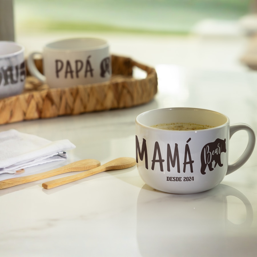 Dos tazas para sopa personalizadas para una mamá y un papá que dicen “Mamá osa” y “Papá oso”.