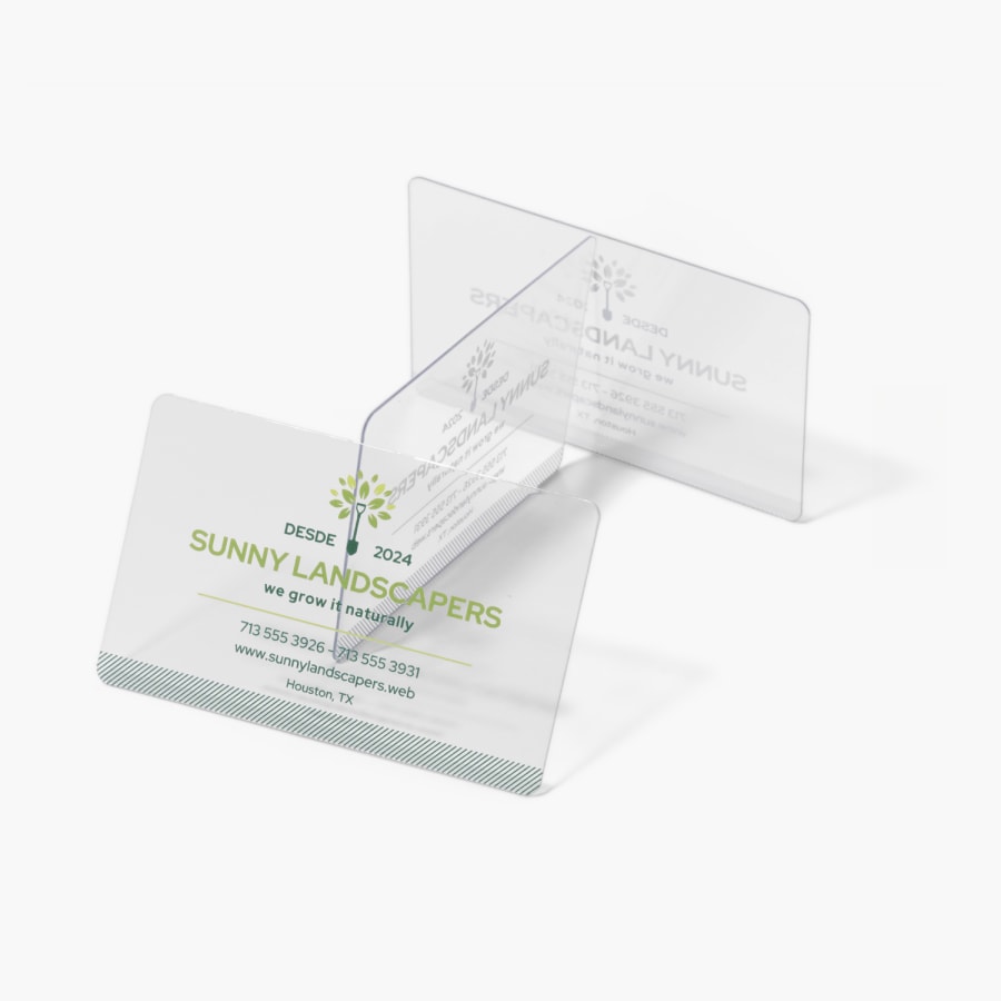 Un conjunto de tarjetas de presentación de plástico transparente de una empresa de paisajismo.