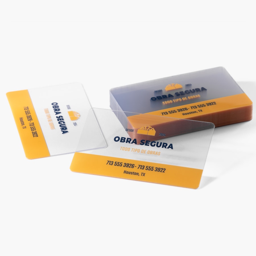 Un conjunto de tarjetas de presentación de plástico transparente de una empresa de construcción.