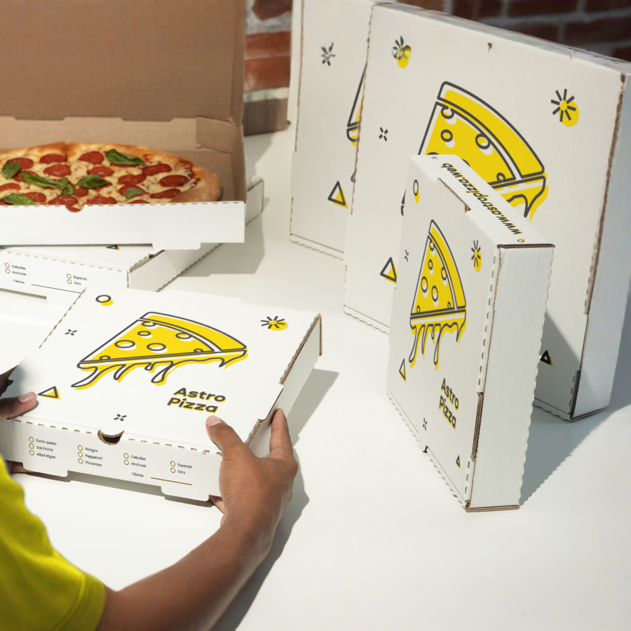 Cajas de pizza personalizadas con marca en diferentes tamaños.
