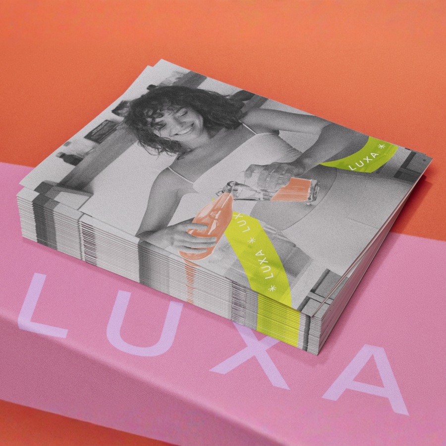 Un conjunto de cuadernillos engrapados de una marca de suplementos para la salud.