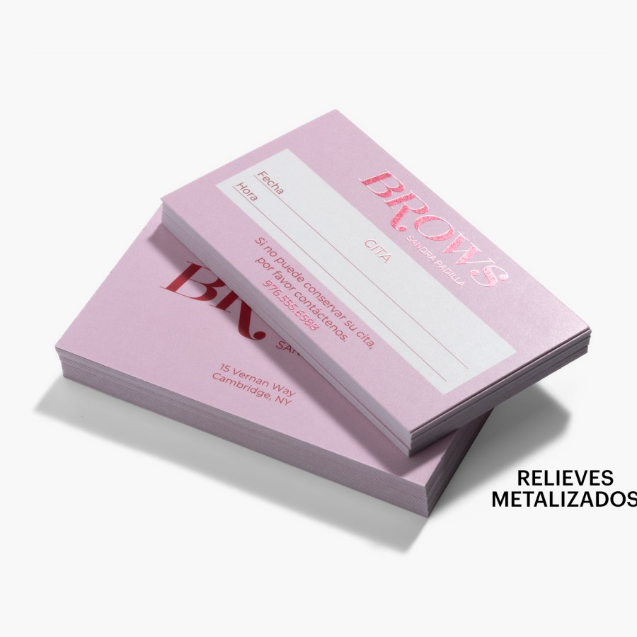 Dos conjuntos de tarjetas recordatorio de citas con efecto metálico de una empresa de belleza, uno muestra el anverso y el otro el reverso.