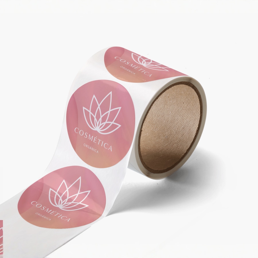 Un rollo de etiquetas impermeables de una empresa de cosméticos.