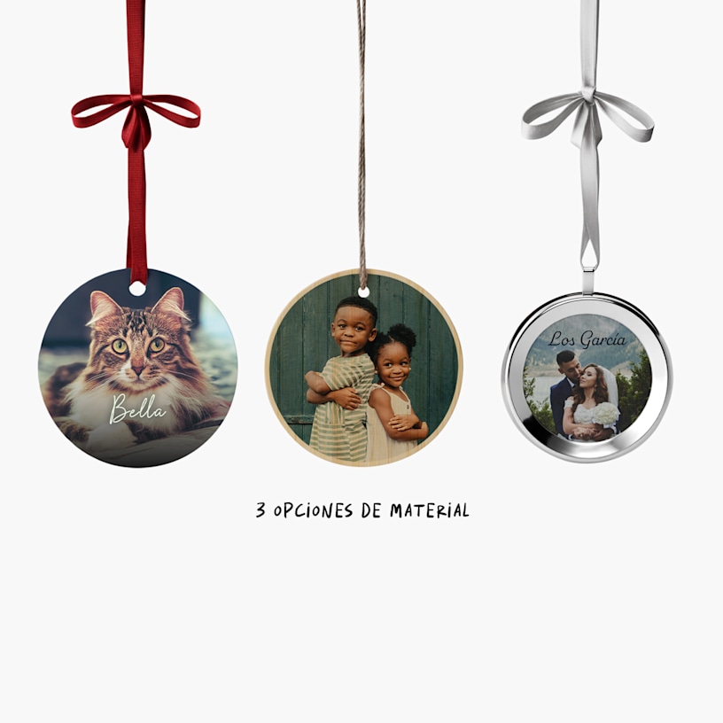 3 adornos navideños circulares impresos con varias fotos, con una nota que indica que hay 3 opciones de materiales. 