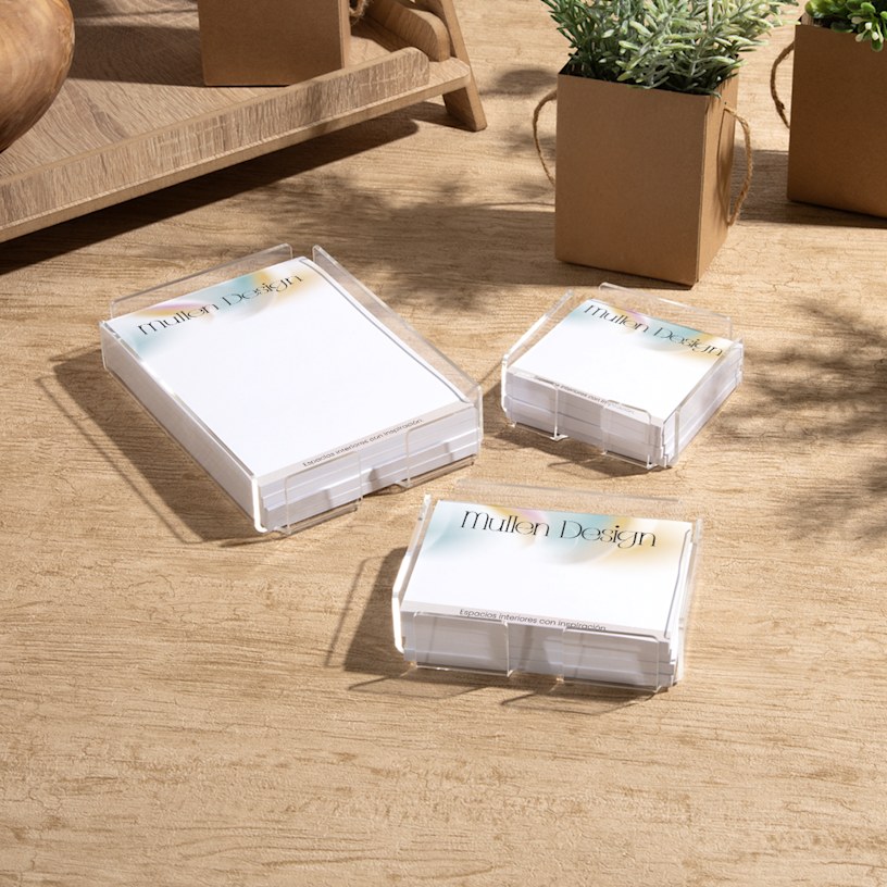 Dispensadores acrílicos Post-it® en 3 diferentes tamaños, llenos de Post-it® Notes personalizadas de una empresa de diseño.  