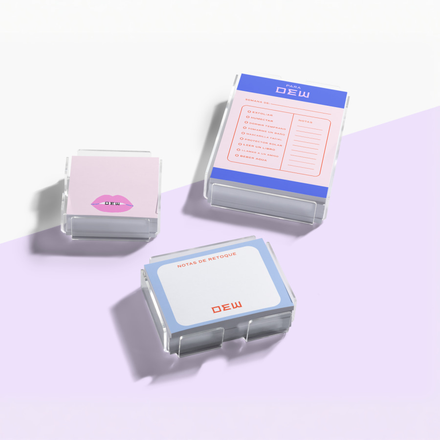 Dispensadores acrílicos Post-it® en 3 diferentes tamaños, llenos de Post-it® Notes personalizadas de una empresa de belleza.