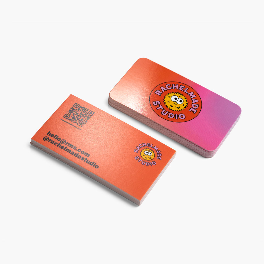 Un conjunto de tarjetas de presentación con código QR de una tienda de marionetas, y un conjunto de tarjetas de presentación con esquinas redondeadas de la misma tienda