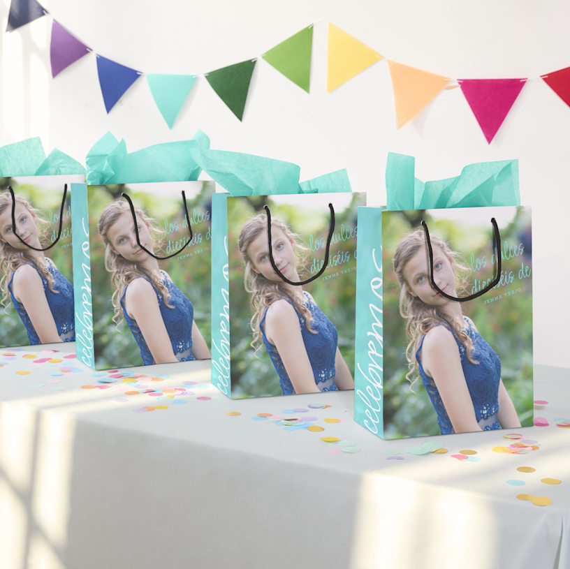 Muestra una variedad de bolsas multicolor desplegadas como un abanico, con las palabras Tennis Club impresas en ellas. 