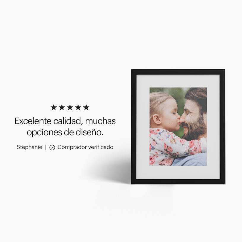 Una foto con marco mostrando una foto de un niño y un hombre abrazados. 