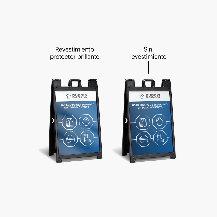 2 letreros Signicade® negros, uno con revestimiento protector brillante y otro sin revestimiento.
