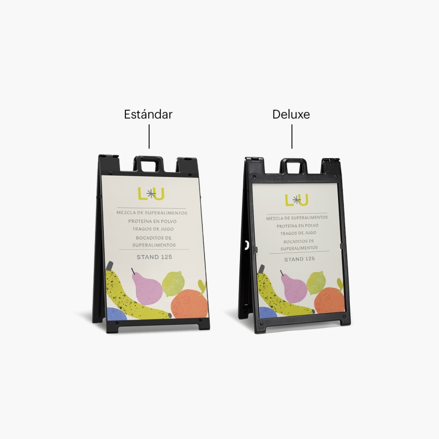 2 letreros Signicade® negros, uno con el tipo de marco estándar y otro con el marco deluxe.