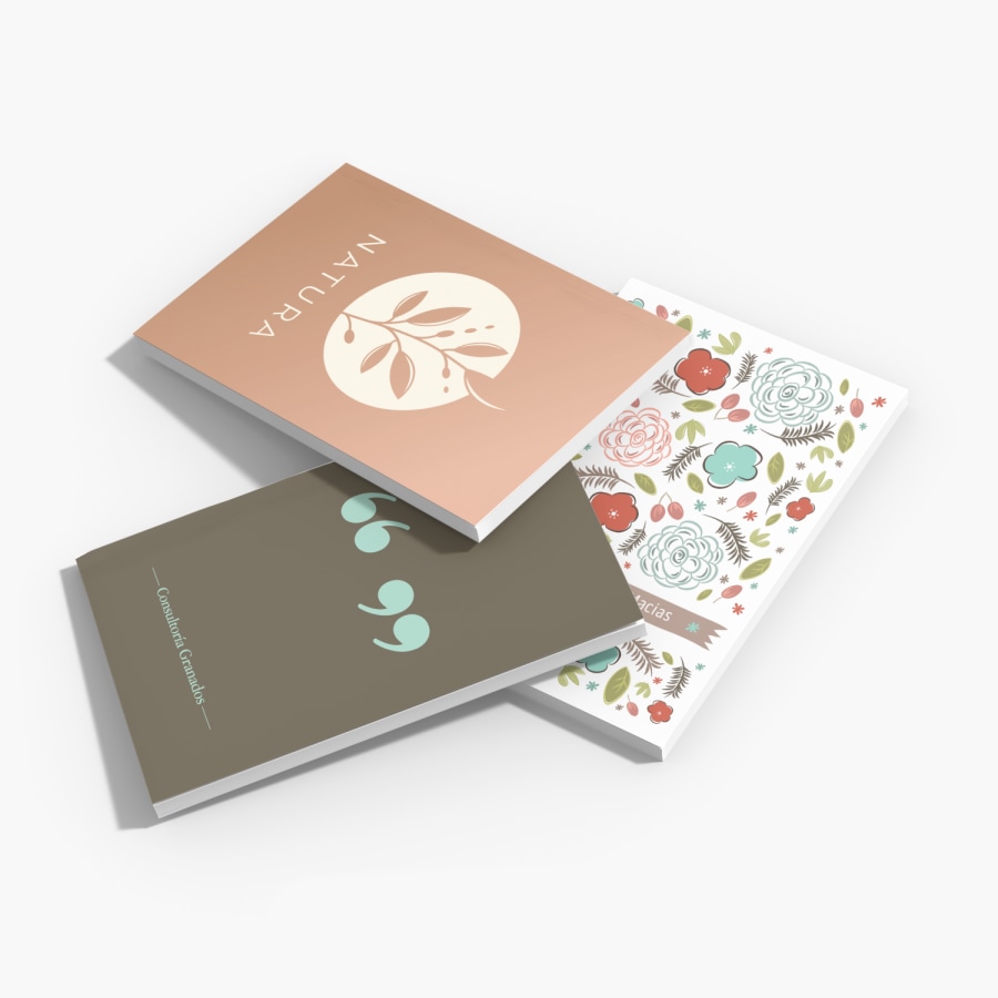 Un conjunto de 3 diarios personalizados con tapas de diferentes diseños.