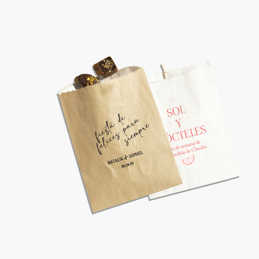 Dos bolsas sorpresita personalizadas en papel Kraft y blanco, una personalizada para una boda y la otra para una despedida de soltera.