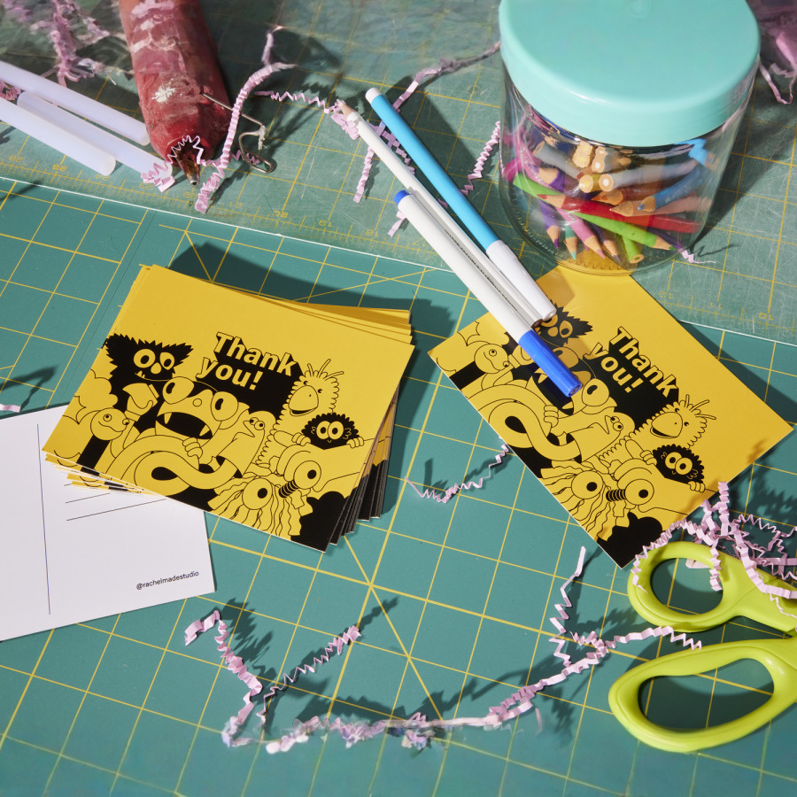 Un conjunto de postales de agradecimiento colocadas en una mesa.