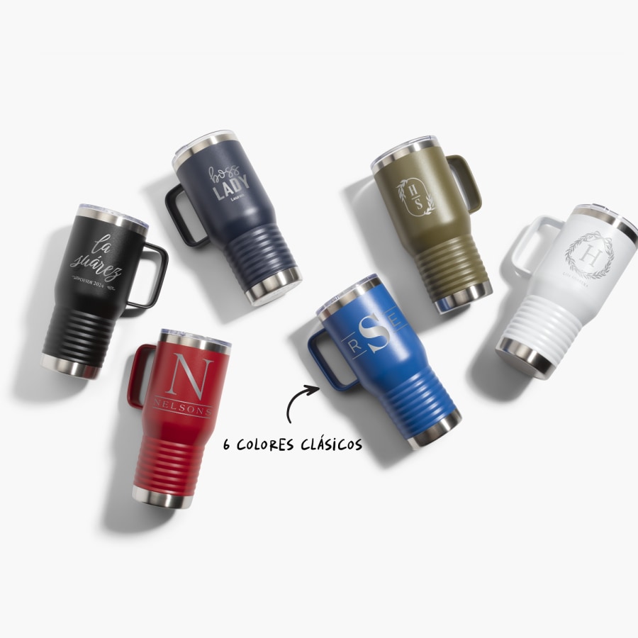 6 tazas de viaje personalizadas con varios nombres y detalles, con una nota de que las tazas se ofrecen en 6 colores clásicos. 
