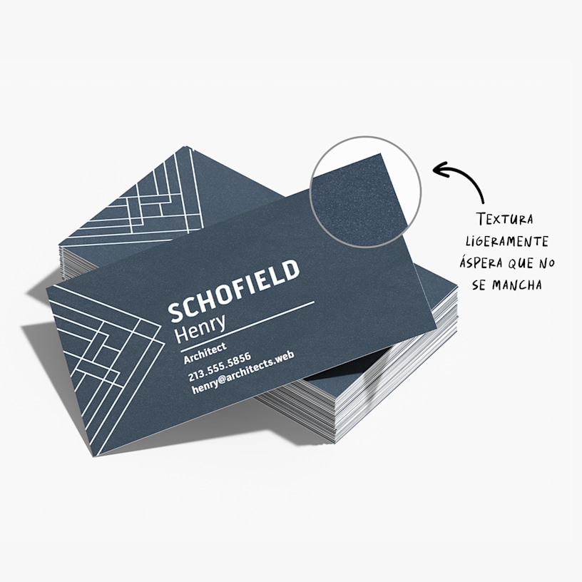 Un conjunto de tarjetas de presentación de fino granulado que muestran una vista de cerca de la superficie texturizada.