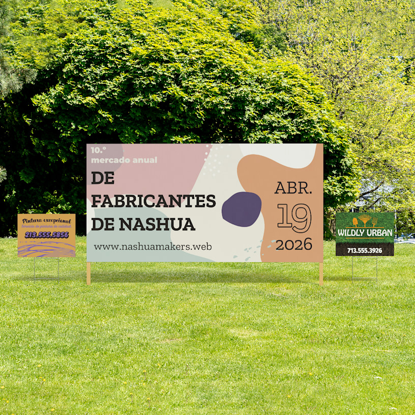 Uno de nuestros carteles para exteriores más grandes se muestra al aire libre. 