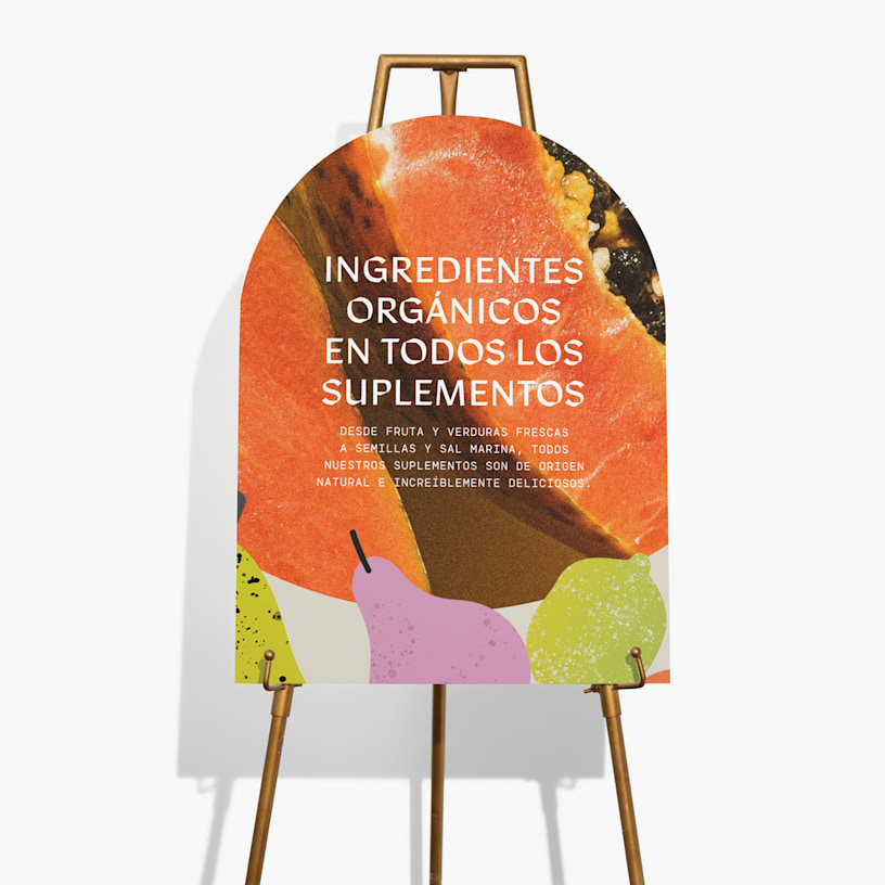 Un cartel de cartón pluma con forma personalizada en un caballete.