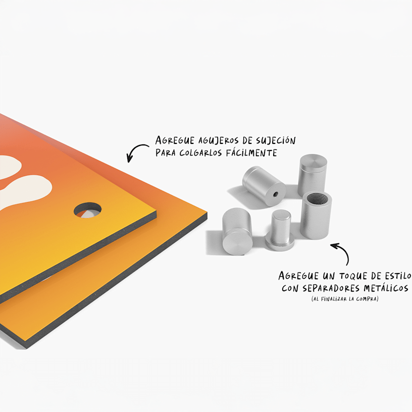 2 carteles de aluminio con agujeros de sujeción y separadores metálicos.