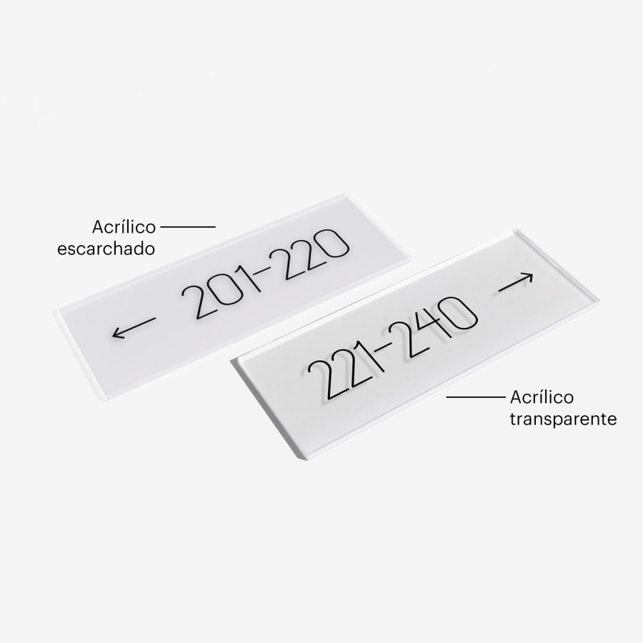 cartel acrílico sobre una pared de ladrillo