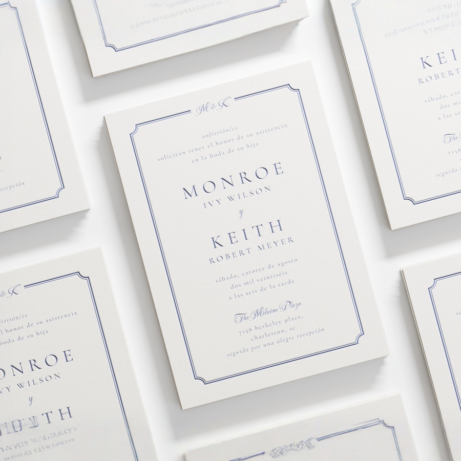 Una invitación de boda letterpress con un tipo de letra clásico y un borde elegante. 