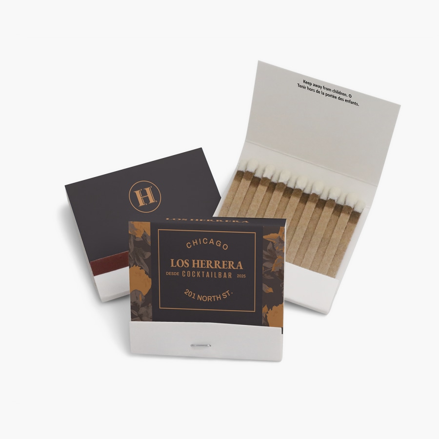 Vista delantera, trasera e interior de una caja de fósforos personalizada para un bar de cócteles. 