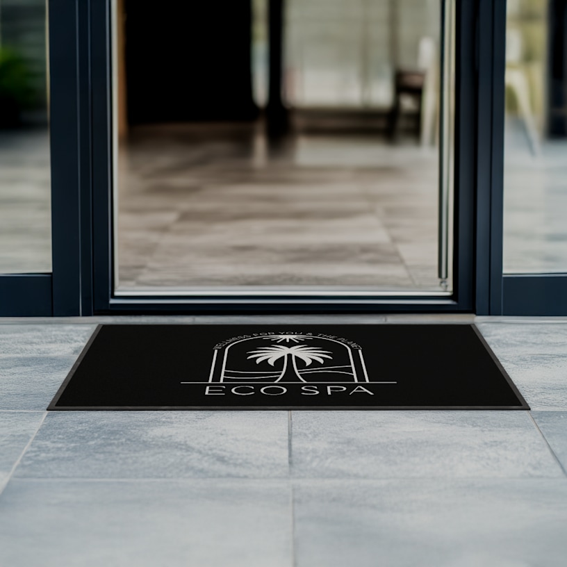 Tapete con logo de Eco Spa delante de una puerta.