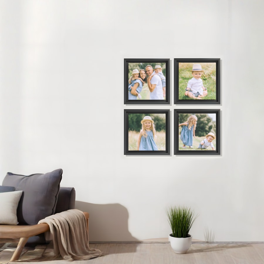 Cuatro lienzos con foto de familia enmarcados colgados en la pared de un salón. 