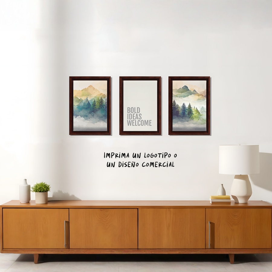 Un trío de lienzos enmarcados que cuelgan de la pared de un salón; en uno de ellos aparece la frase: «Se aceptan ideas audaces». 