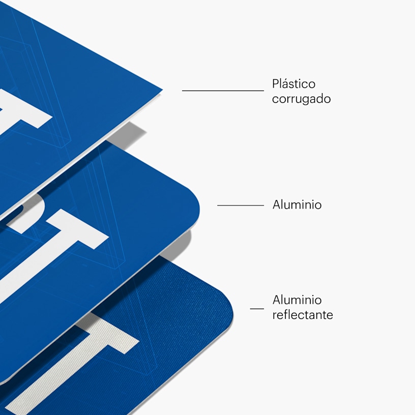 3 carteles azules para inmobiliarias colocados uno arriba del otro, con los materiales etiquetados. 