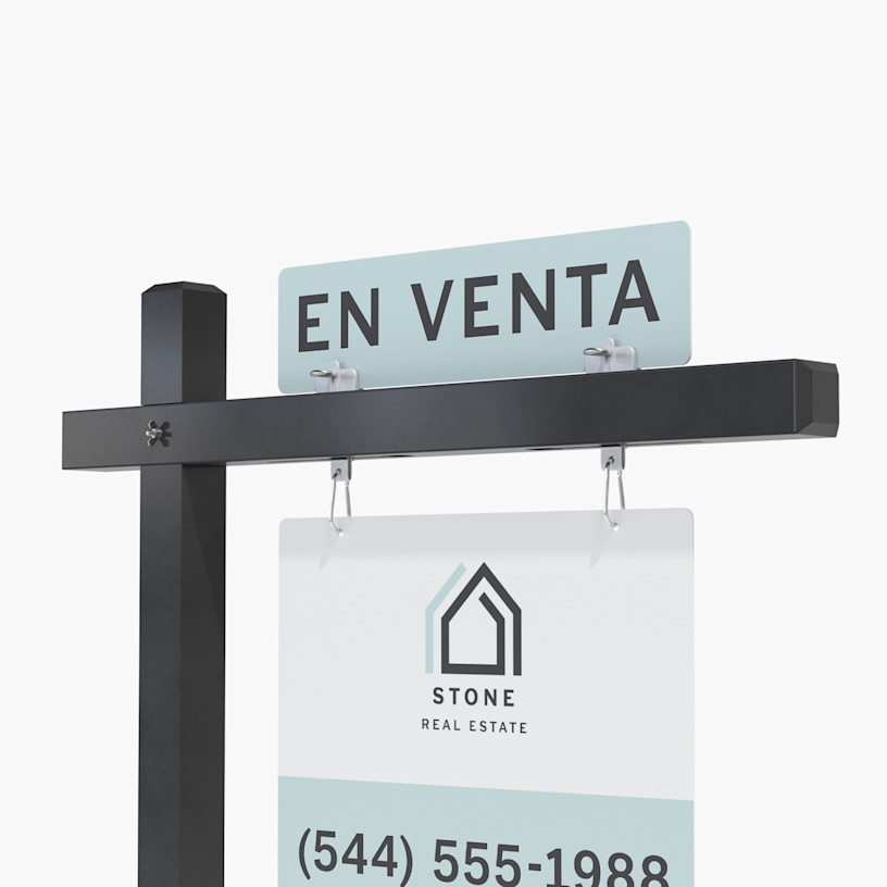 Un soporte de metal para inmobiliarias con un cartel para exteriores y una placa de información en la parte inferior, junto a un poste colonial negro con un cartel para inmobiliarias abajo y una placa de información de “se vende” arriba.