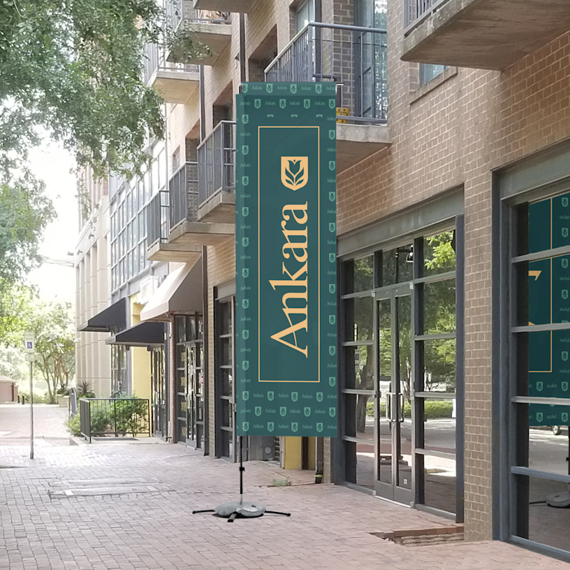 Una bandera rectangular verde y amarilla se muestra en una calle con una base para pavimento. 