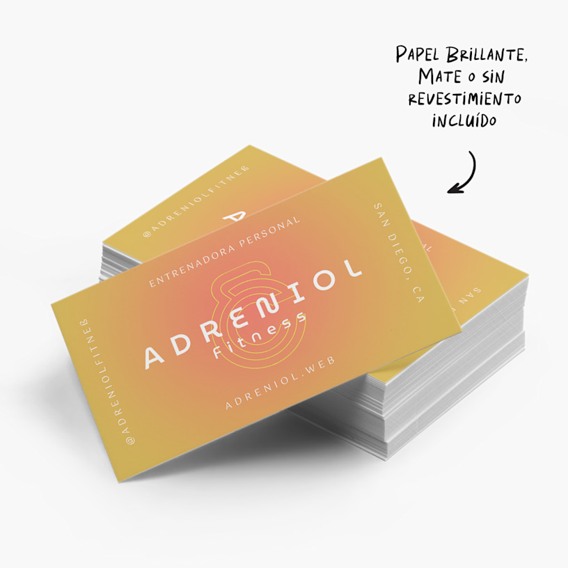 Un conjunto de tarjetas de presentación artísticas con una nota que indica que el papel brillante, mate o sin revestimiento viene incluido.