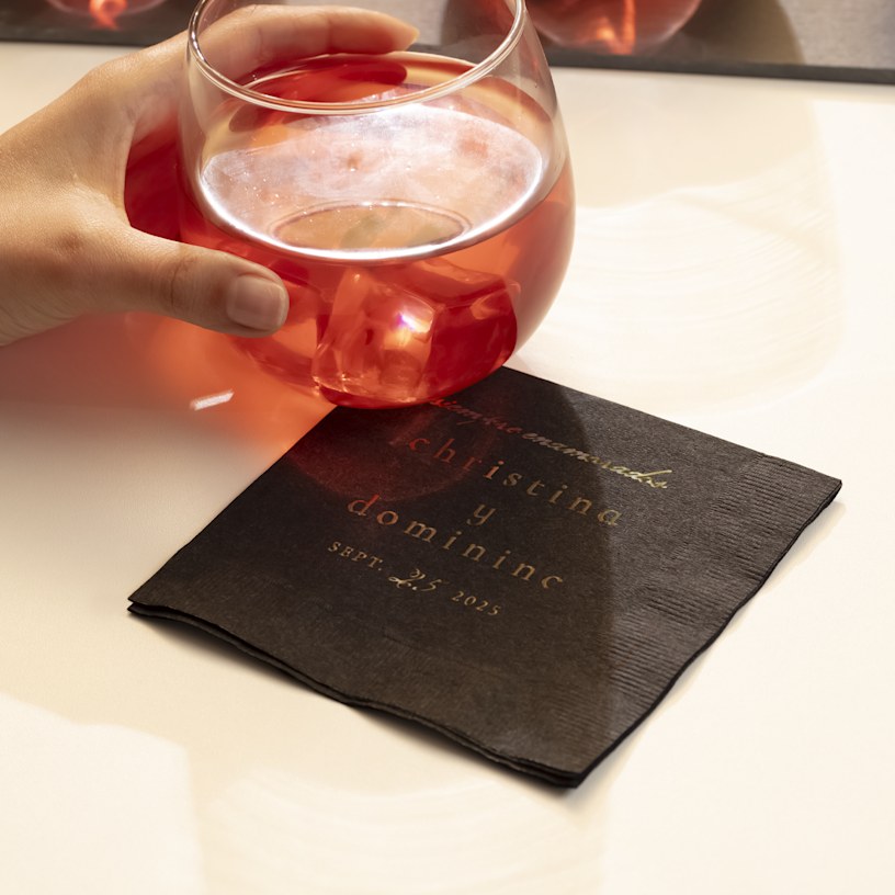 Una servilleta metalizada personalizada para una boda con metalizado dorado. 