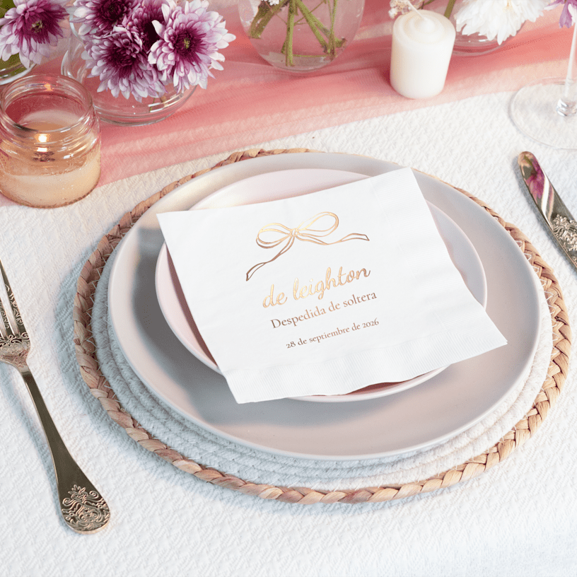 Una servilleta con decoración personalizada para una despedida de soltera. 