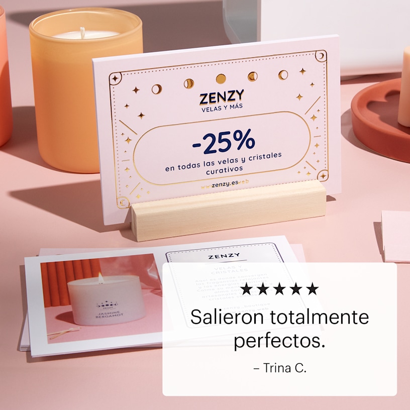 Una postal con relieves metalizados en un soporte de madera colocado sobre un mostrador.