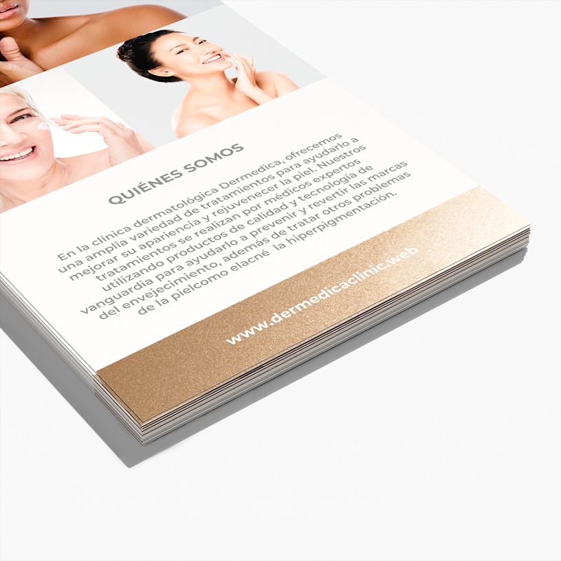 Tarjetas informativas con efecto metálico con reflejos brillantes bronce de una clínica dermatológica, que muestran información de la empresa.