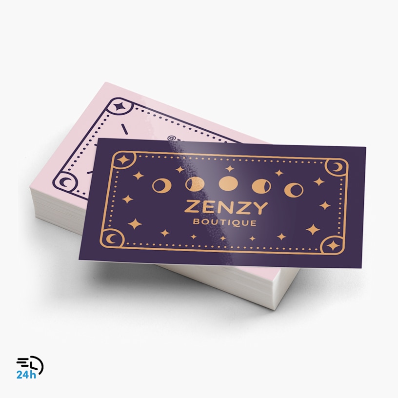 Una persona sujetando una tarjeta de presentación de una tienda de manualidades, con el ícono de entrega en 24 horas en la esquina.