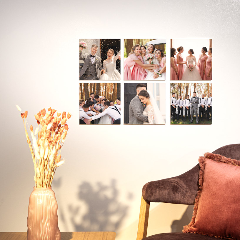 Serie de 6 mosaicos con fotos de boda expuestos en la pared de un salón. 