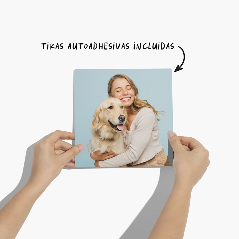 Un par de manos sosteniendo un mosaico fotográfico con la imagen de una mujer abrazando a un golden retriever.  